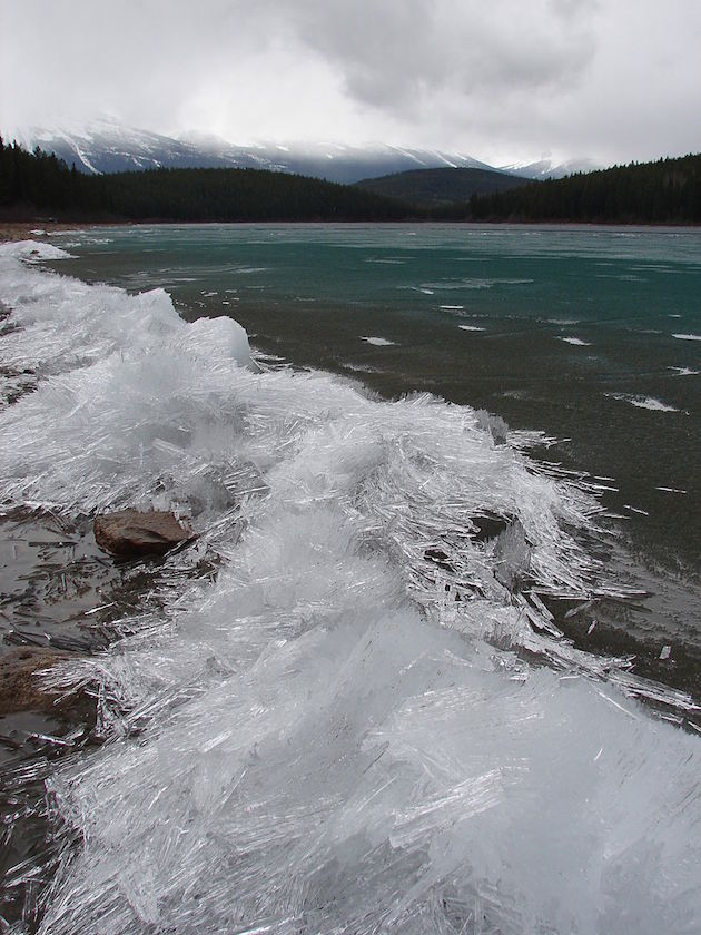 Lae ice forming on the lake coast